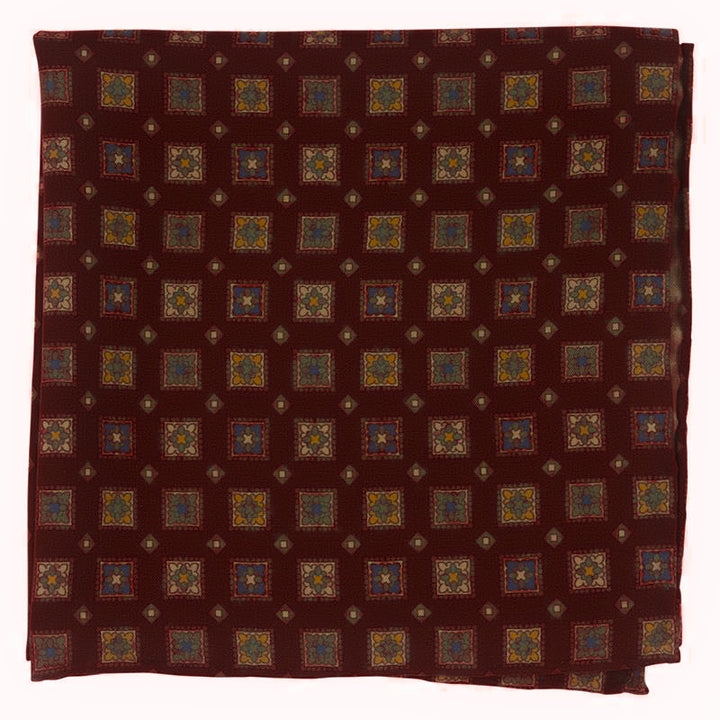 Pocket square charmeklud, vinrød med kasser og cirkler, silke
