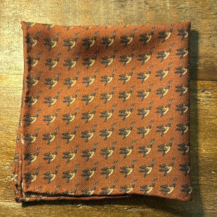 Pocket square charmeklud, rustfarvet med andemotiv, bomuld