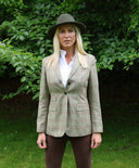 Carola blazer dame, ren silke, grøn med orange/grøn/dueblå overtern, farve 134