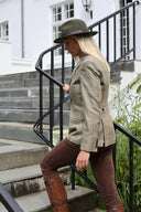 Carola blazer dame, ren silke, grøn med orange/grøn/dueblå overtern, farve 134