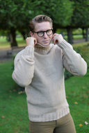 Oban Roll Neck rullekravesweater, Sandstorm lys camel, Geelong lammeuld