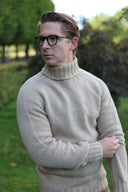 Oban Roll Neck rullekravesweater, Sandstorm lys camel, Geelong lammeuld