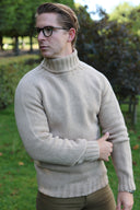 Oban Roll Neck rullekravesweater, Sandstorm lys camel, Geelong lammeuld