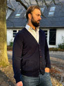 Edinburgh Wool Cardigan, Nero Navy marineblå, Geelong lammeuld