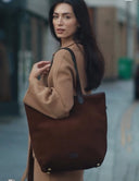 Suede Tall Tote, brun ruskind, fremstillet i England