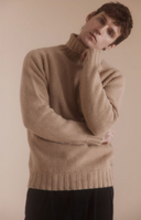 Oban Roll Neck rullekravesweater, Sandstorm lys camel, Geelong lammeuld
