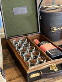 Læderkuffert med 10 shotglas, chokolade/jægergrøn