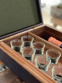 Læderkuffert med 10 shotglas, chokolade/jægergrøn