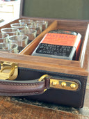 Læderkuffert med 10 shotglas, chokolade/jægergrøn