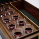 Læderkuffert med 10 shotglas, chokolade/jægergrøn