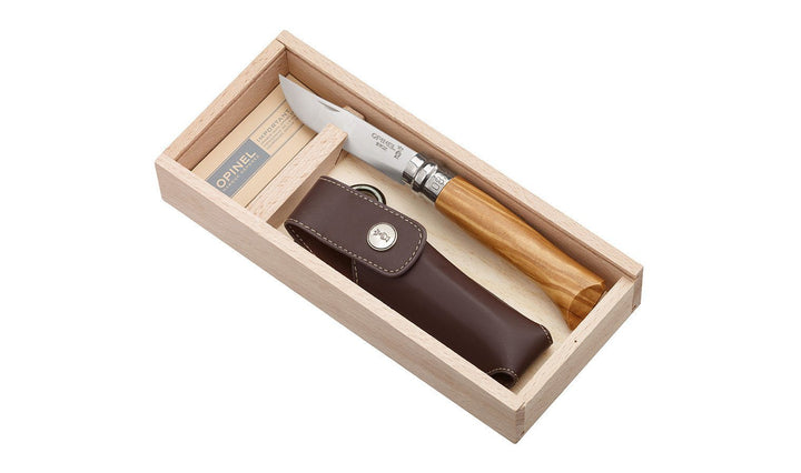 Opinel N'08 foldekniv, oliventræ, rustfri stål m. læderskede i gaveæske
